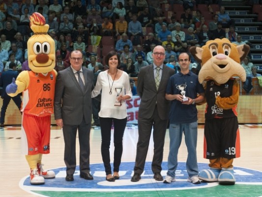 Valencia Basket homenajea a los corredores de su equipo de running ante el CAI Zaragoza