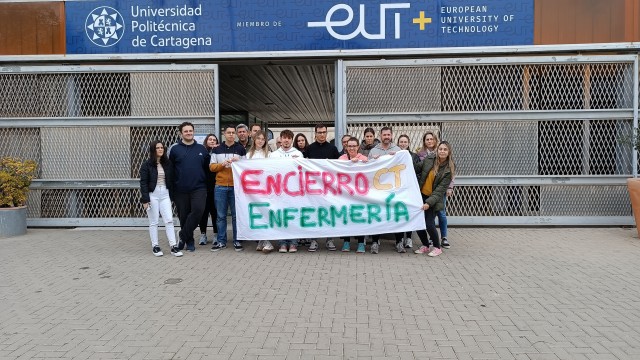 Alumnos de la Escuela de Enfermería se concentran este martes en la Plaza del Ayuntamiento para exigir su continuidad
