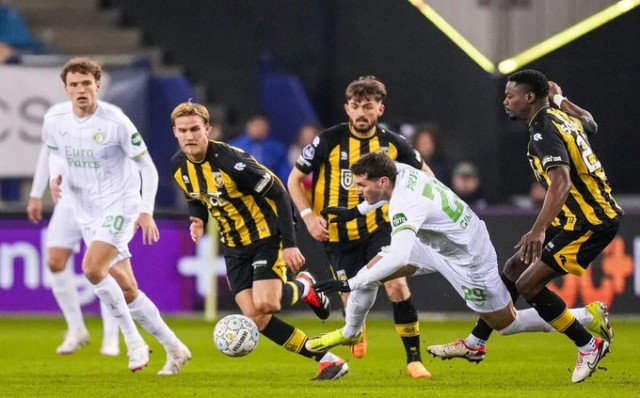 Aficionados del Vitesse invaden el campo; el encuentro contra el Feyenoord, interrumpido