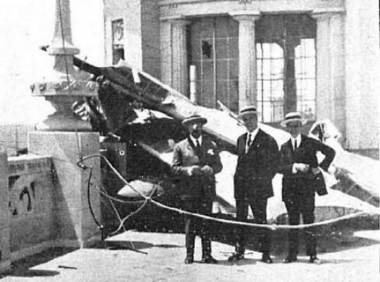 Cuando un avión se estrelló en la azotea de un edificio en Alicante