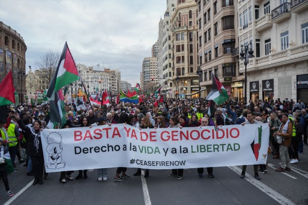 Una protesta en València llama a tomar medidas para no ser 
