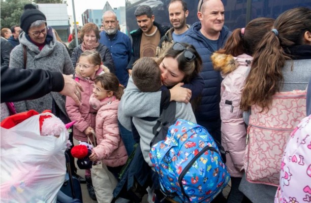 Besos y abrazos en el regreso a Ucrania de los menores acogidos en Navidad en la Comunitat