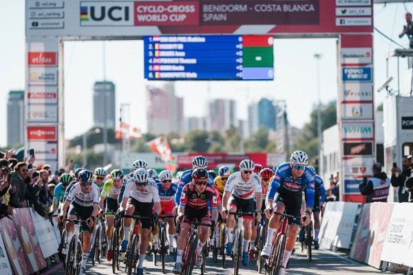 Van der Poel, Van Aert y Pidcock encabezan la lluvia de estrellas en Benidorm
