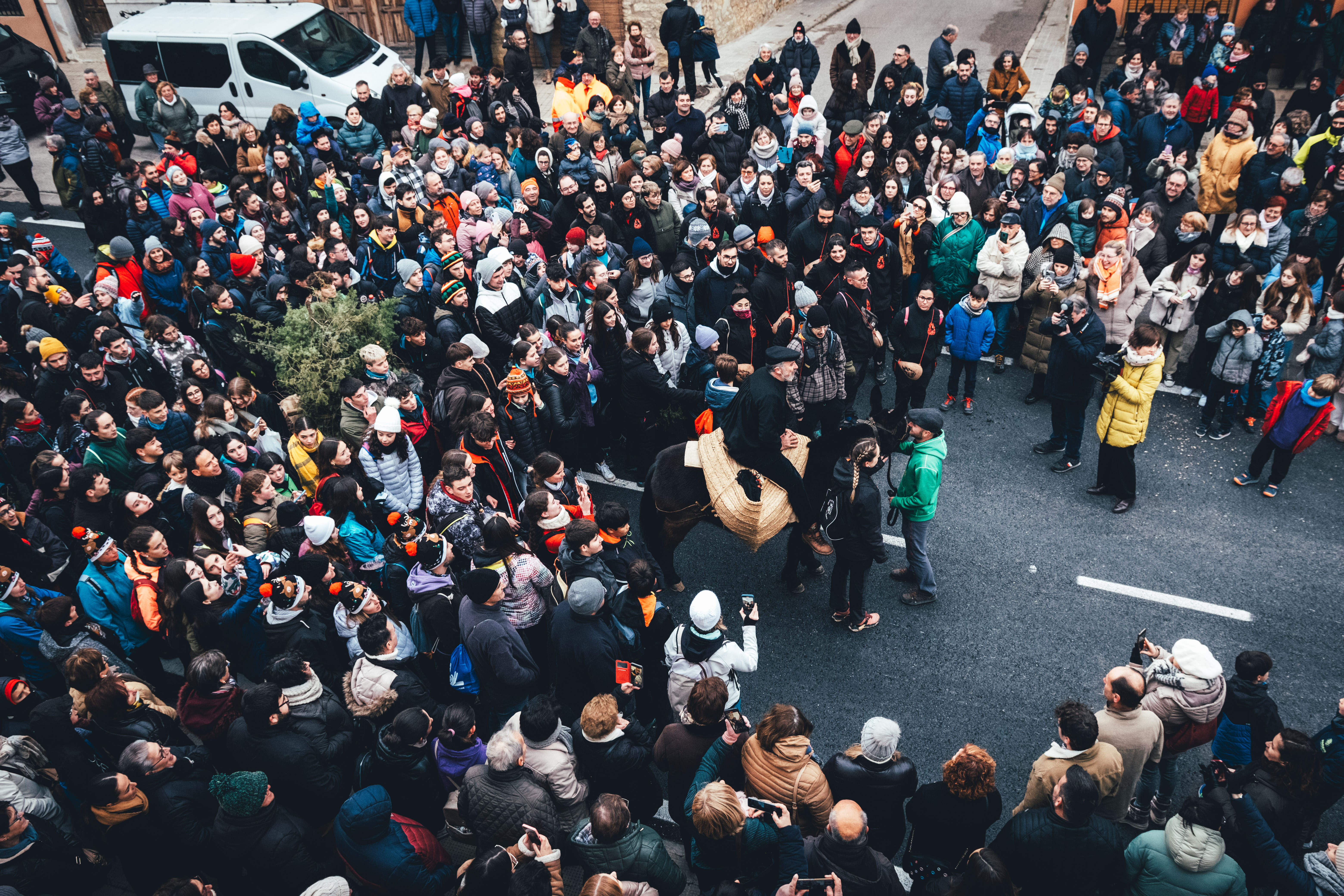 Con una copa y un pastel, a callar Don Rafael