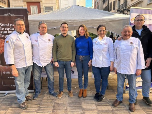 Castelló celebra Sant Antoni: reparto de 'coquetes' y rollets, baile y sorteo del 'porquet' 