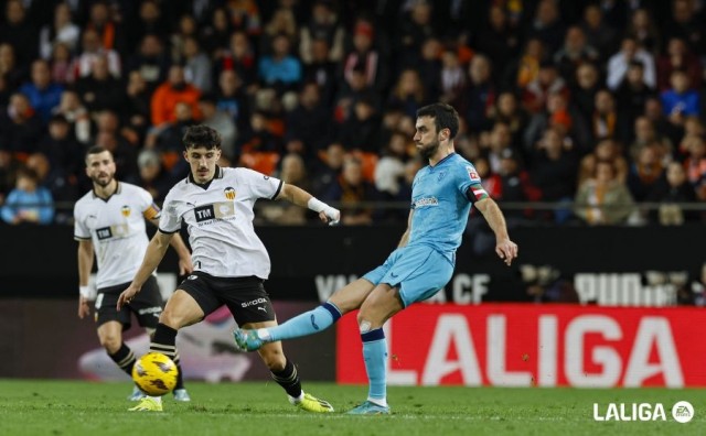 Valencia y Athletic empatan en Mestalla tras una igualada primera mitad (0-0)

