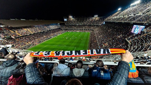 El Valencia CF colaborará para que sus aficionados puedan asistir al partido ante el Atlético de Madrid a pesar del cambio de horario
