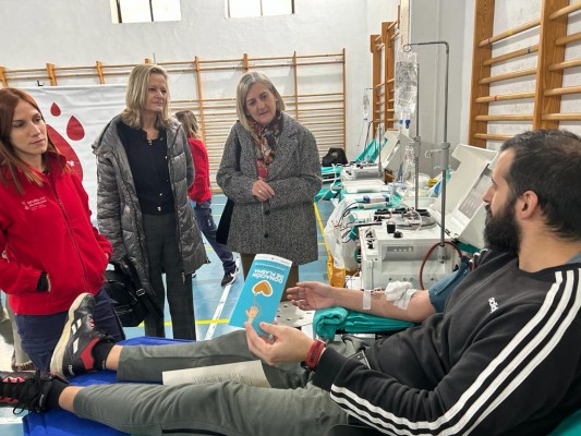 Cerca de 600 vecinos de València acuden a donar sangre en una jornada solidaria