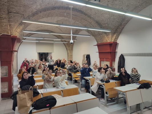 Encierro indefinido de alumnos y alumnas de la Escuela de Enfermería de Cartagena exigiendo su continuidad y la titularidad pública

