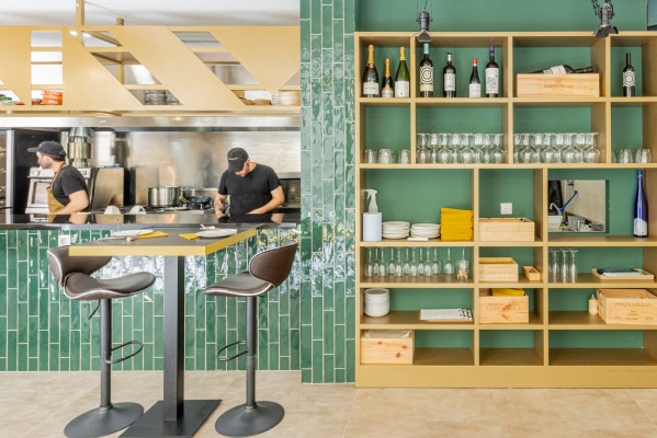Azulejos verde oliva elaborados a medida para una taberna muy especial
