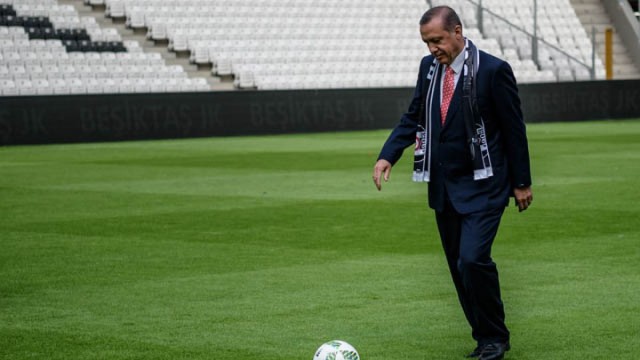 La Federación de Fútbol Turca despide a 94 árbitros tras el fallido golpe