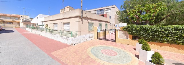 Quejas por la falta de presencia policial a la entrada del colegio de Alumbres desde hace dos meses
