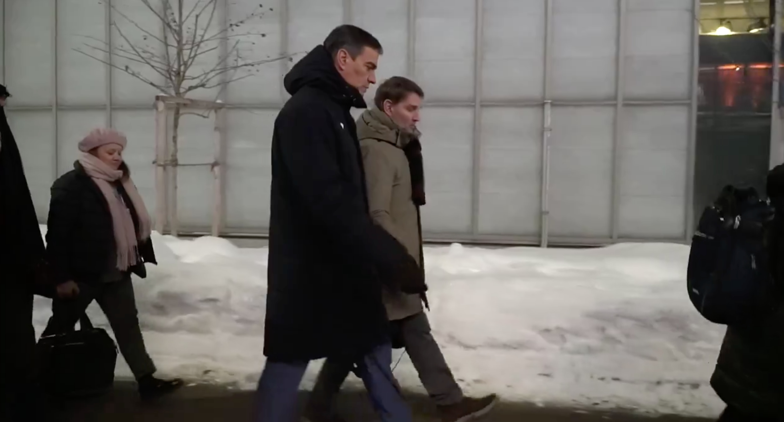 Pedro Sánchez con su anorak junto a Chuck Robbins, en Davos. Foto: PEDRO SÁNCHEZ VÍA 'X' - 