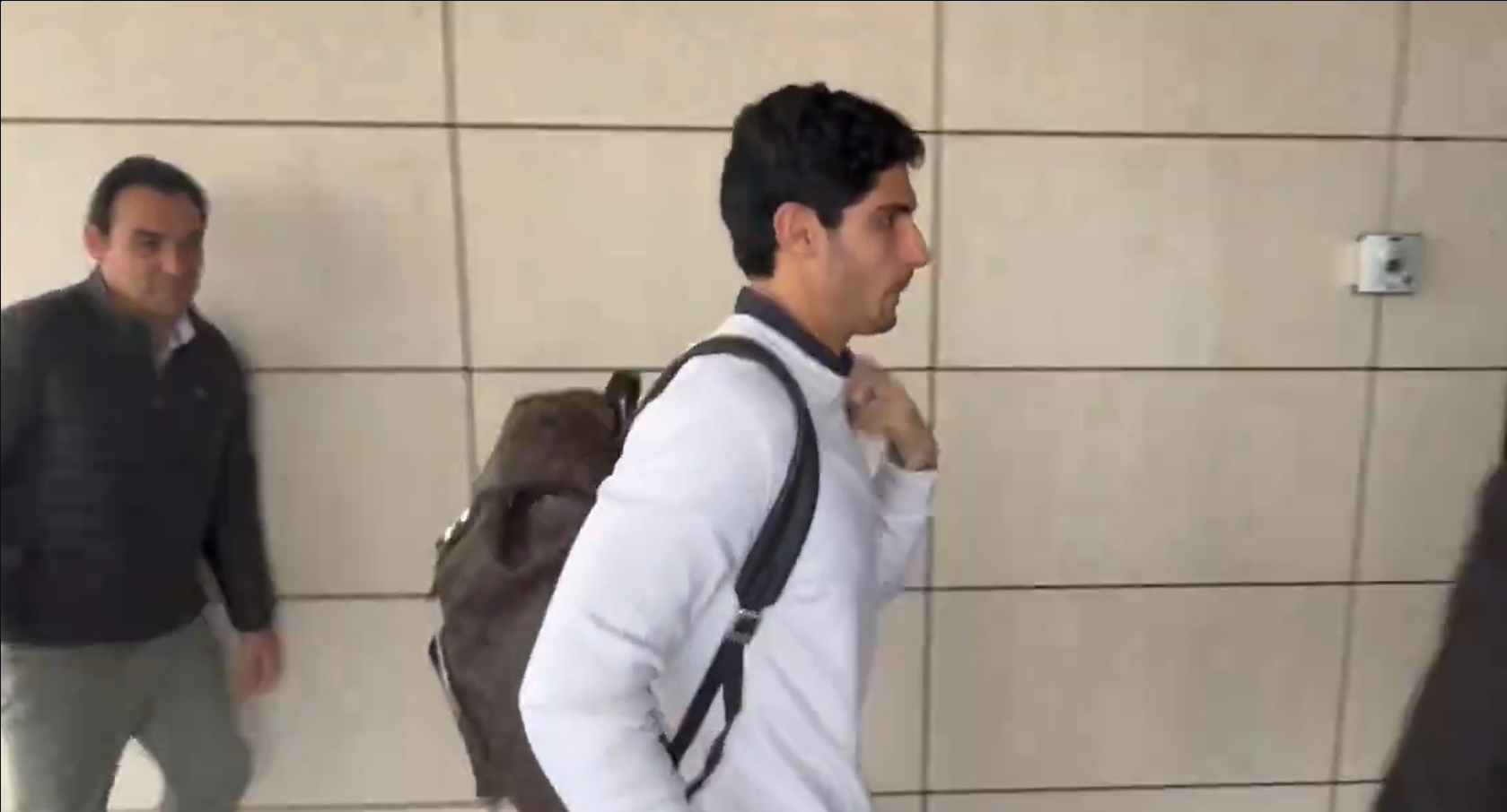 Gonçalo Guedes en su llegada a la Ciudad Deportiva José Manuel Llaneza. @VictorFranch - 