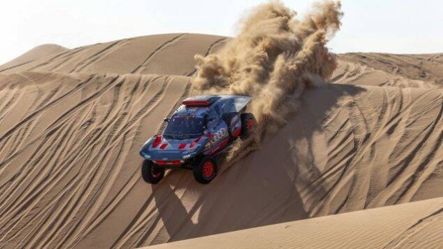Loeb abandona la especial por avería y allana la cuarta victoria de Sainz en el Dakar