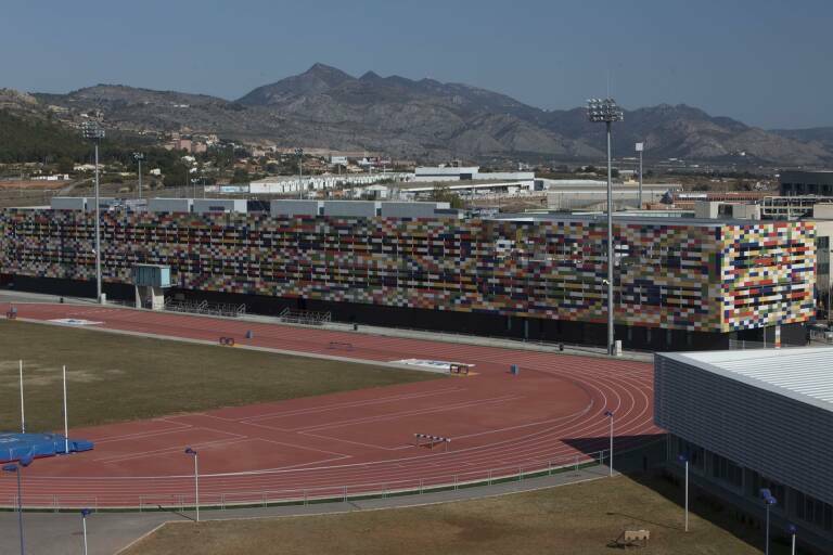 L'UJI renova el tartan de la pista d'atletisme per a facilitar el seu ús docent i la pràctica esportiva