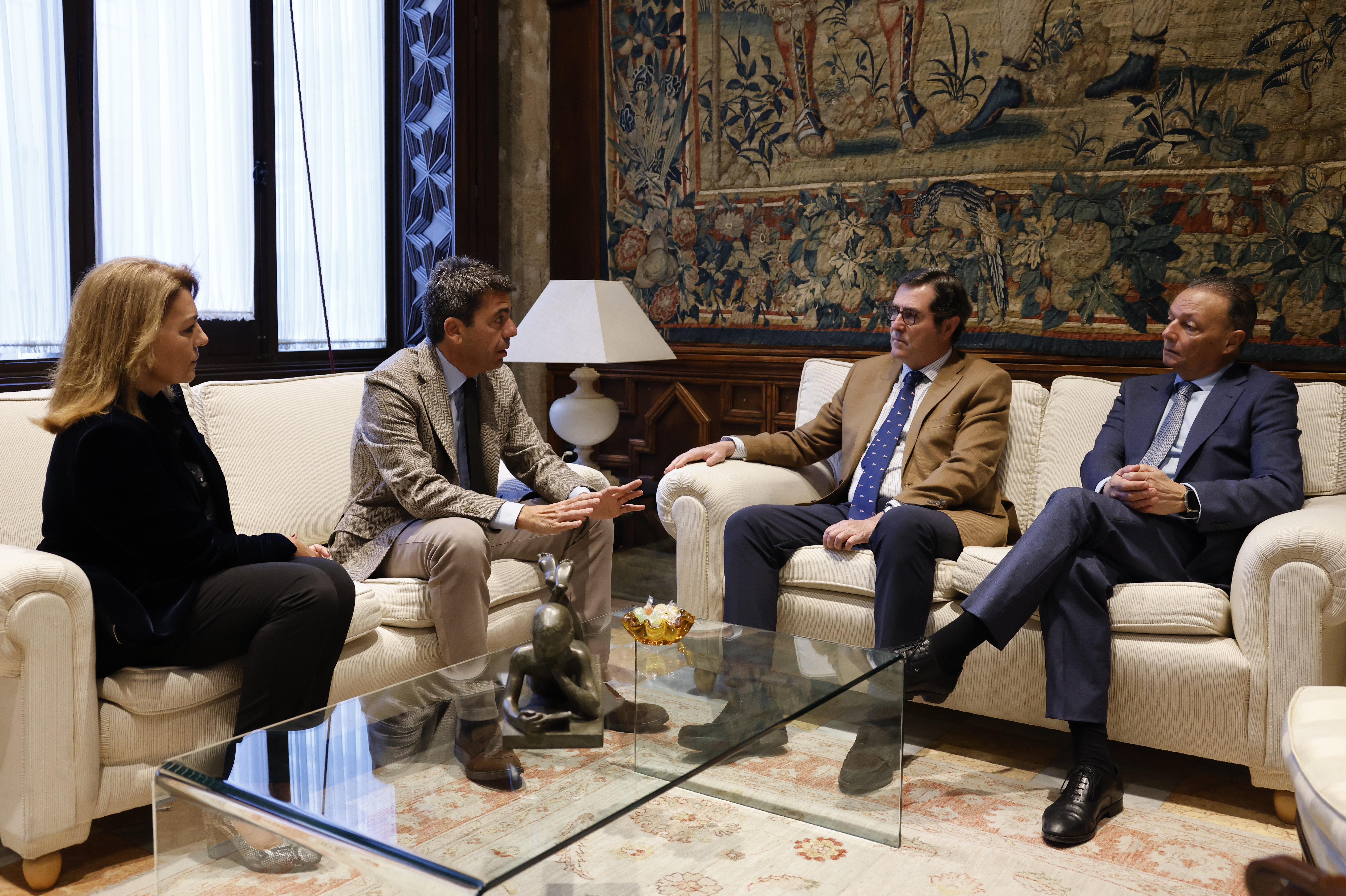 La CEOE apoya el puerto de Valencia, el azulejo y que se estudien las necesidades de agua