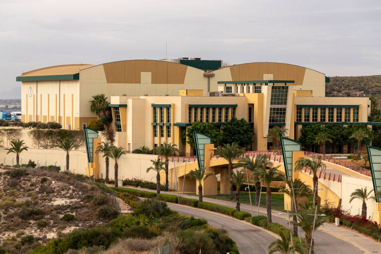  Los edificios que acogen los platós de Ciudad de la Luz, en la partida de Agua Amarga de Alicante. Foto: PEPE OLIVARES  - 