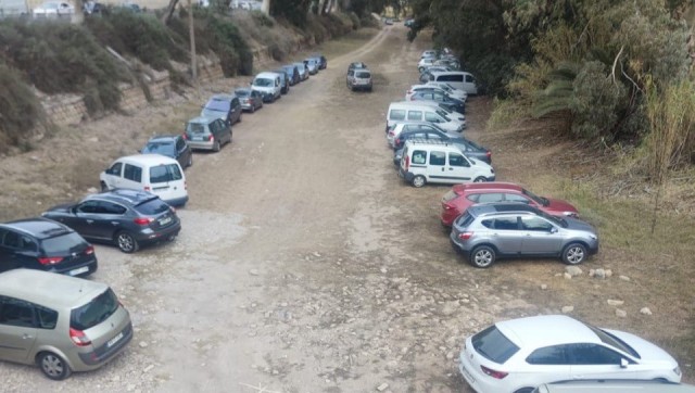 El cauce de la Rambla de Benipila se convierte en aparcamiento de trabajadores de Navantia por las obras de Espacio Algameca