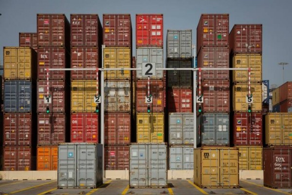 El déficit comercial se reduce casi a la mitad hasta noviembre, pese a la caída de las exportaciones