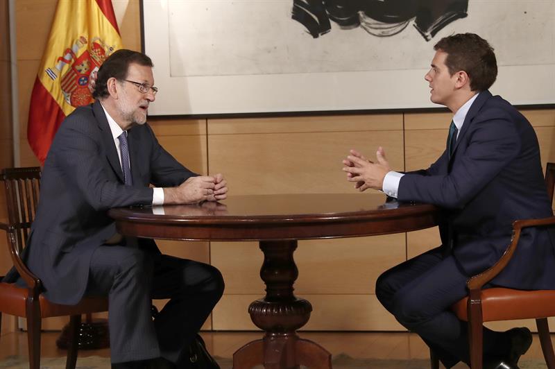Rajoy da un primer paso con Ciudadanos para una 