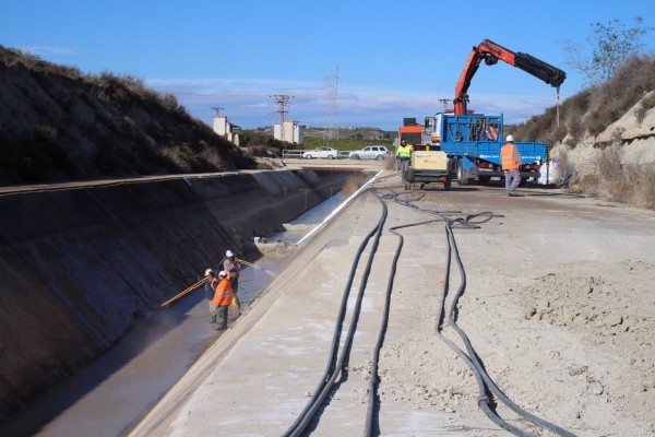 La CHS formaliza el contrato de mantenimiento y conservación de los canales del postrasvase Tajo-Segura