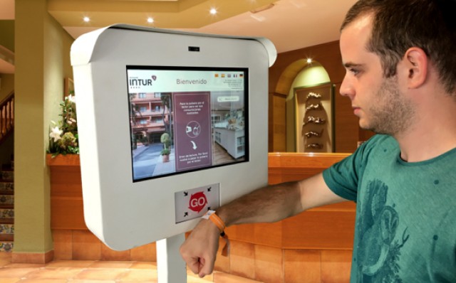 La pulsera inteligente easyGOband de 'PaynoPain' se adentra en el sector hotelero de la Comunitat