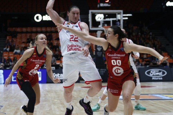 Iagupova tira del Valencia para desbordar Zaragoza para apurar sus opciones