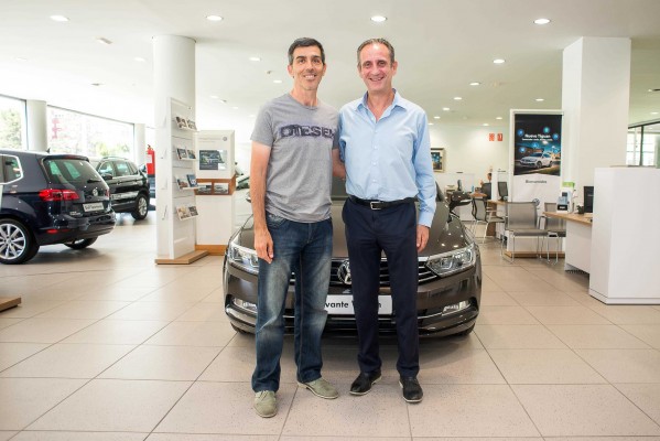 El técnico del Levante UD, López Muñiz, recibe su coche oficial Volkswagen en Levante Wagen