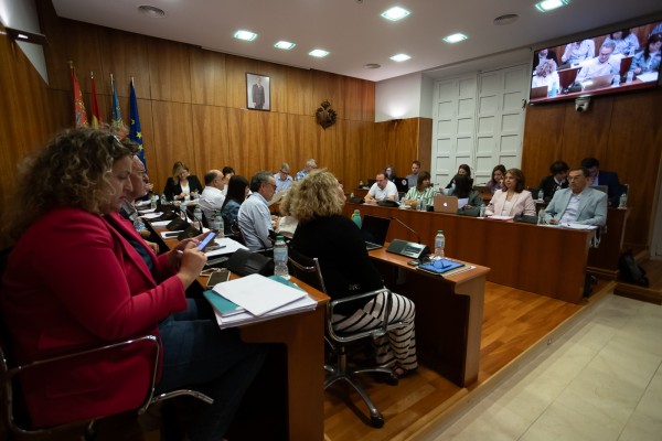 PP y Vox dejan vacío el pleno de Orihuela para ir a Fitur: solo habrá cuatro mociones de la oposición