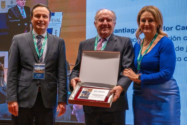 Fepeval homenajea la trayectoria de Santiago Salvador, histórico presidente de Fuente del Jarro