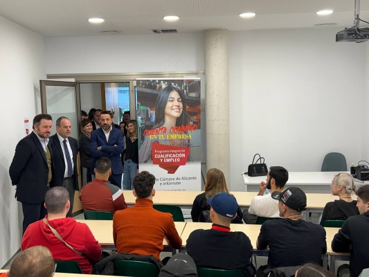 Veinte alumnos de Elche empiezan el primer curso de conducción de camiones de la Cámara de Comercio