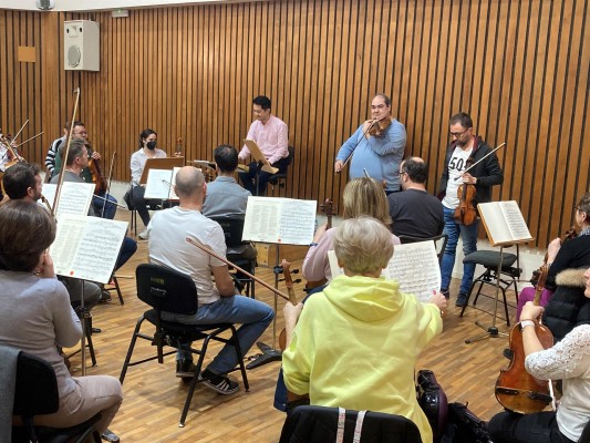 El violinista murciano de la Filarmónica de Berlín Joaquín Riquelme actúa este sábado con la OSRM en Murcia