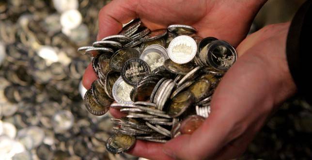 El Tesoro Público coloca 3.040 millones y vuelve a cobrar por sus bonos a tres años