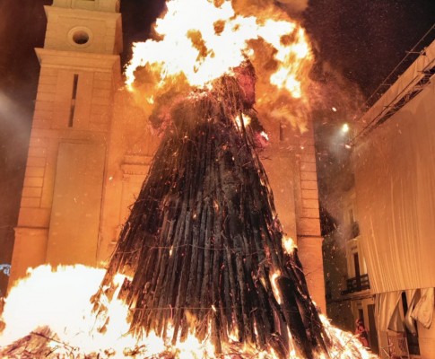  Arde la hoguera de Canals, de más de 14 metros de altura, en honor a Sant Antoni Abat
