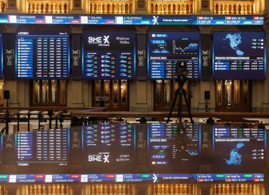 Se complica la cosa en bolsa: el Ibex 35 cierra por debajo de la cota psicológica de los 10.000 puntos