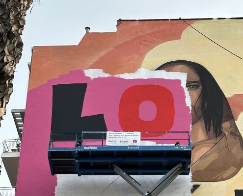 Cachetejack firma un gran mural en València que invita a la introspección