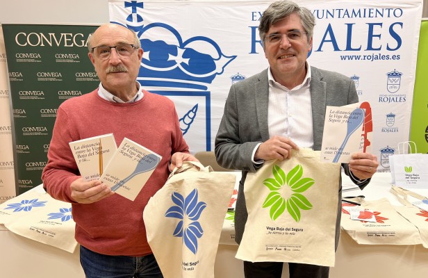 Recetarios, guías y bolsas de tela: el merchandising de Convega para promocionar la Vega Baja en Fitur