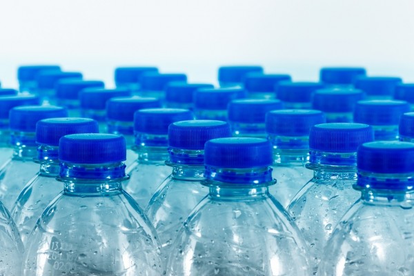 Desarrollan una metodología para cuantificar la cantidad de plástico en el agua embotellada
