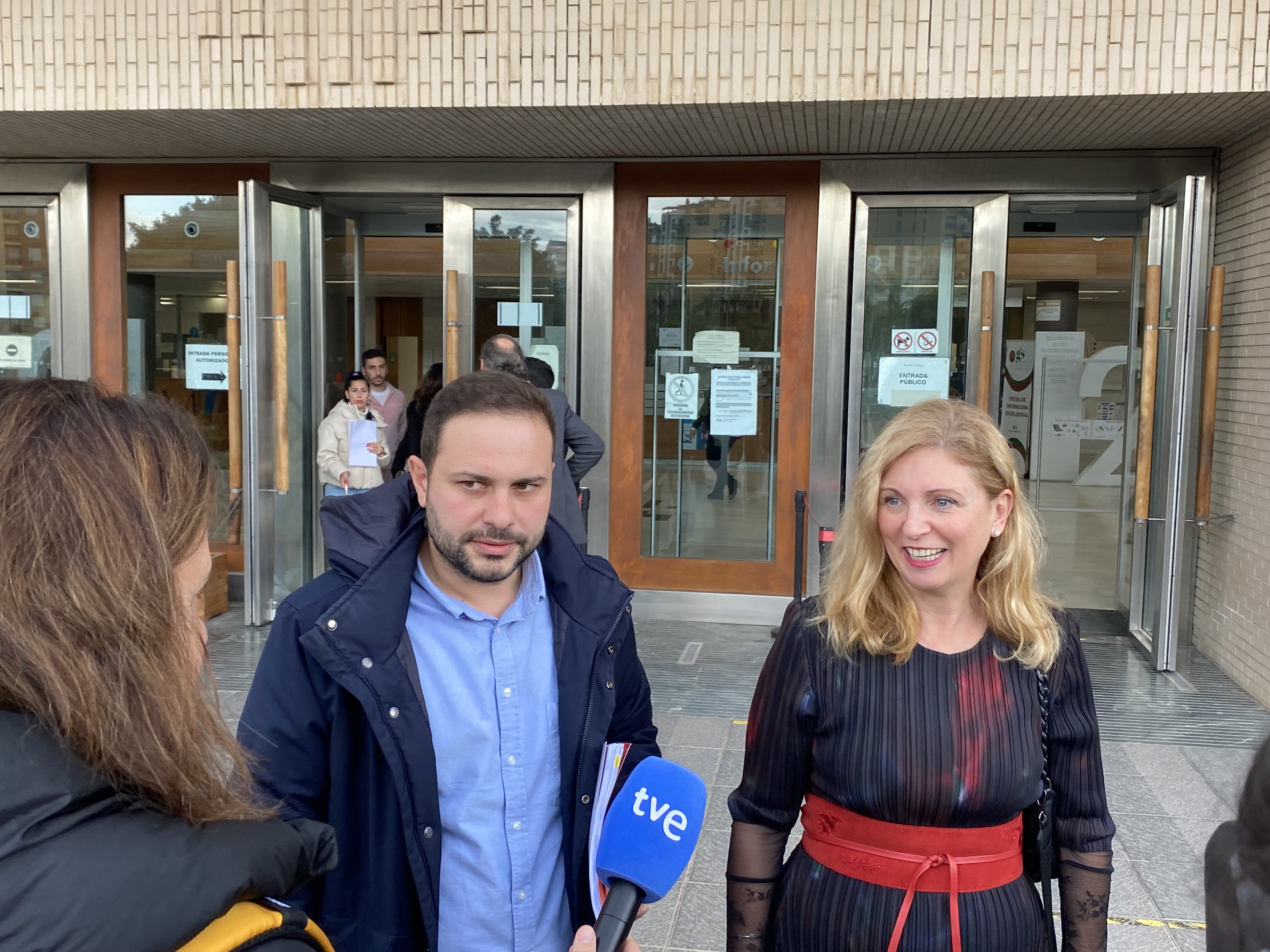 El PSPV pide al Ayuntamiento personarse en la denuncia de las pintadas por los daños en el mobiliario