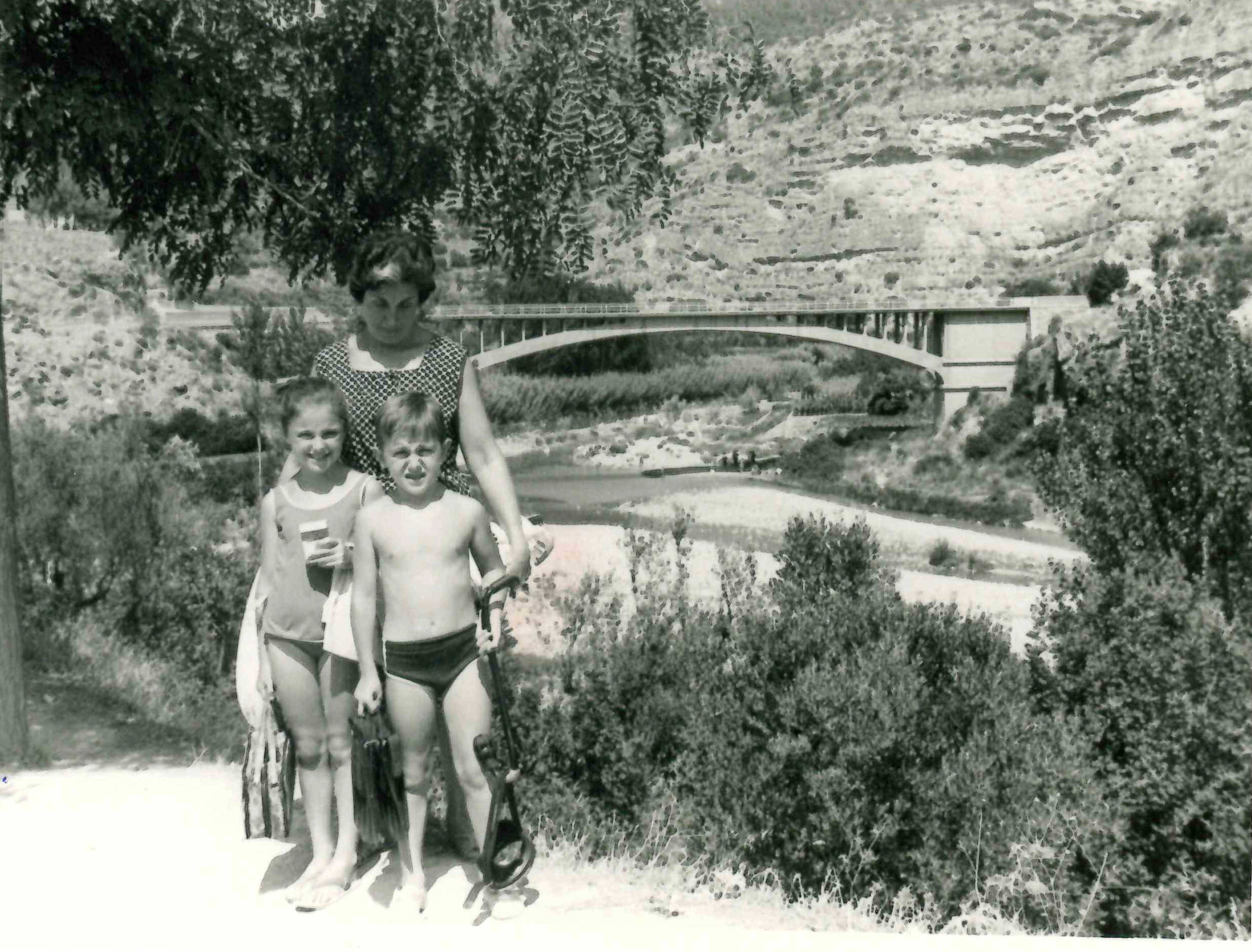 Estampa familiar de la infancia de Mª Ángeles en Montanejos  - 