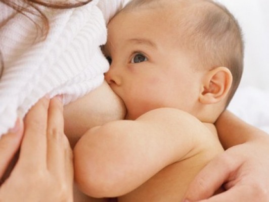 Los pediatras aconsejan a las madres lactantes evitar las dietas que aporten menos de 1.800 calorías al día