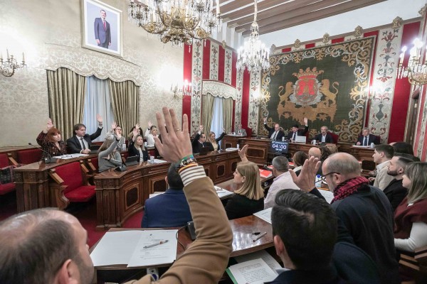 PP y Vox sellan su alianza por el presupuesto de Alicante; la izquierda lo tilda de irreal y de estafa