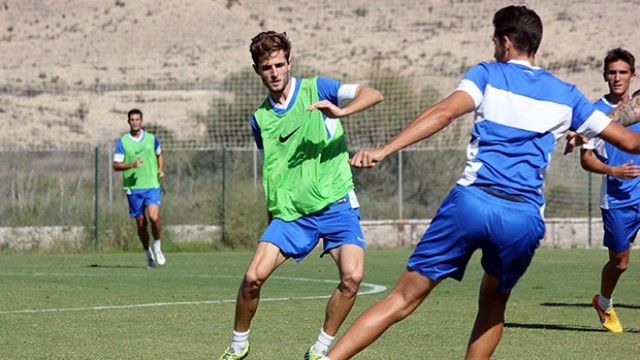 El Hércules tranquiliza al defensa Connor, al que busca una salida