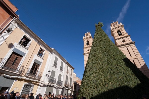 La tradicional 'Cremà' de Canals prende una hoguera de 16 metros en la Costera