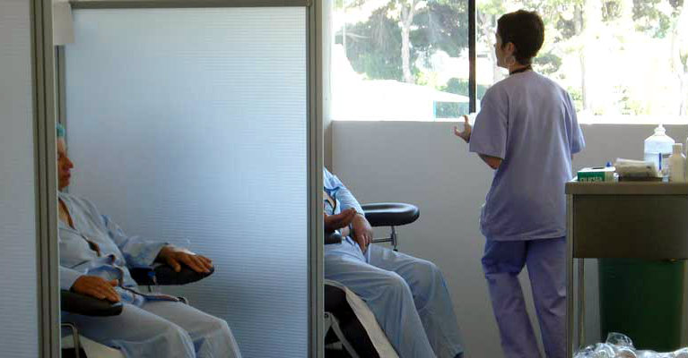 Una empleada sanitaria de Marina Salud atiende a dos pacientes, en una imagen de archivo - 