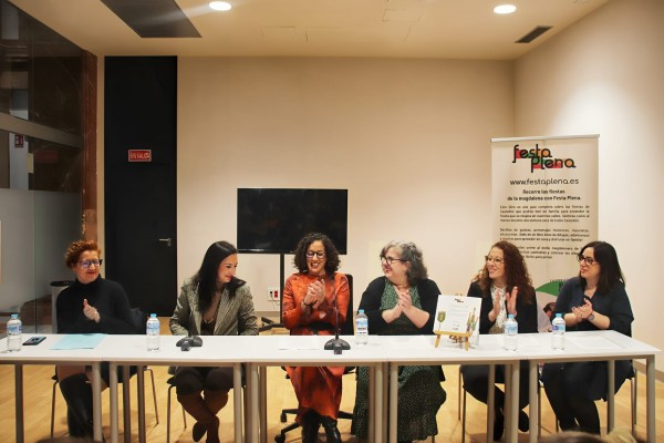 La castellonense Almudena Sánchez Guillén presenta su libro 'Festa Plena'