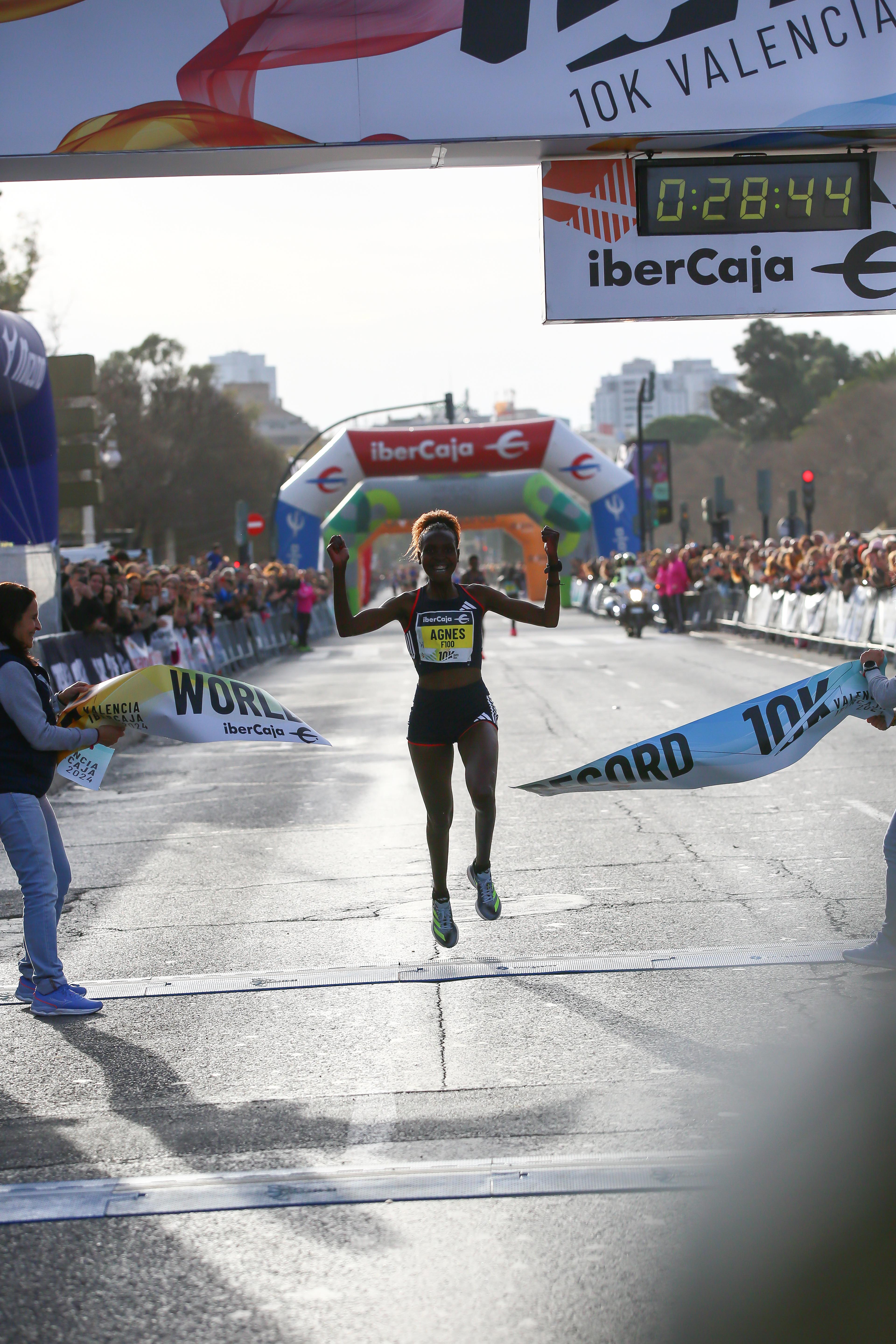 La keniana Agnes Jebet pulveriza el récord del mundo de 10K en Valencia

