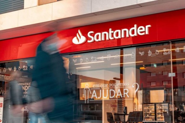 Banco Santander incorporó más de 4.500 perfiles digitales en 2023 para desarrollar su transformación