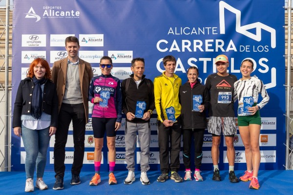 Yésica Mas y Andrés Micó renuevan reinado en la Carrera de los Castillos de Alicante con 1.500 participantes
